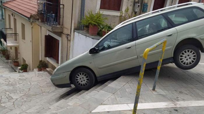 92χρονος στην Καλαμάτα οδήγησε το αμάξι του σε σκαλοπάτια! 